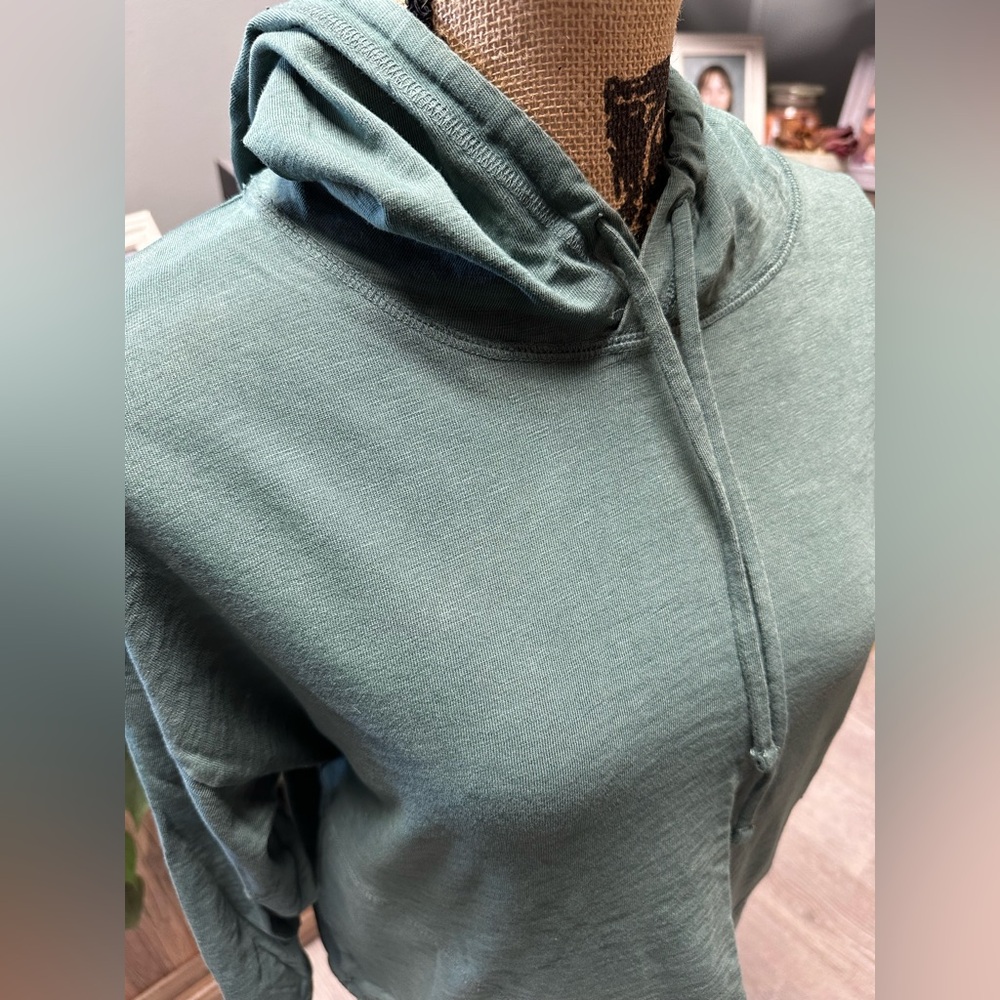 Gap lightweight hoodie; slightly cropped. Size XS. - Picture 2 of 4